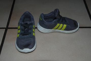 Adidas grijze lage sneakers Maat 21 Zeer goede staat!!! beschikbaar voor biedingen