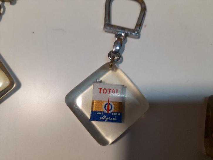 Oude sleutelhanger van Total Oil Can, Verzamelen, Sleutelhangers, Gebruikt, Overige typen, Verzenden