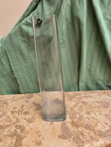 Smal glazen vaasje (38cm hoog) beschikbaar voor biedingen