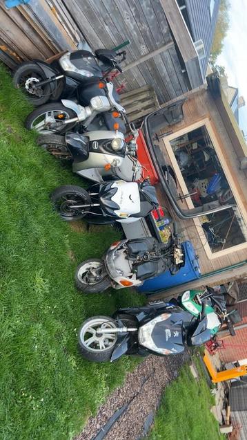 Lot van 4 scooters projectje opmaak of onderdelen beschikbaar voor biedingen