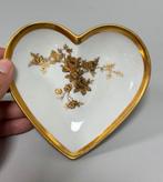 Plat cœur ancien porcelaine fleurs en métal doré 22 carats, Enlèvement ou Envoi