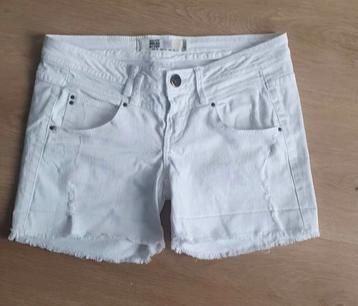 Jeansshort TRF ZARA maat 36, W28 - W29 (confection 36), Enlèvement ou Envoi, Zara, Comme neuf