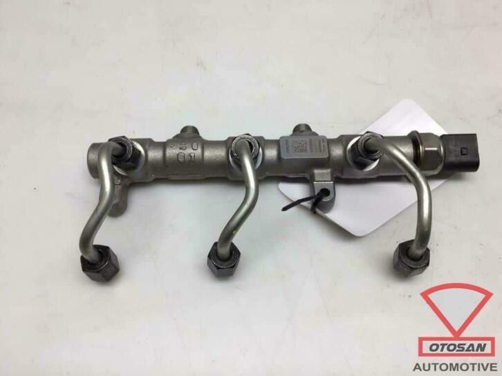 vw touareg 2018 brandstofrail commonrail links 059130089dl, Auto-onderdelen, Brandstofsystemen, Volkswagen, Gebruikt