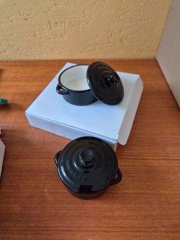 2 vuurvaste zwarte potjes, nooit gebruikt beschikbaar voor biedingen