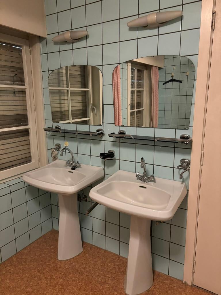 Retro badkamer set – 2 lavabo’s, spiegels en lampen, Huis en Inrichting, Badkamer | Badkamermeubels, Ophalen, Gebruikt, Wasbak of Wastafel