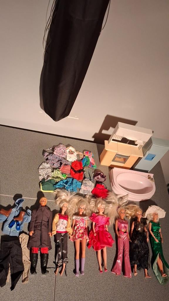 6 Barbies en 1 Ken,gratis meubeltjes en ander popje, Ophalen of Verzenden, Zo goed als nieuw, Barbie