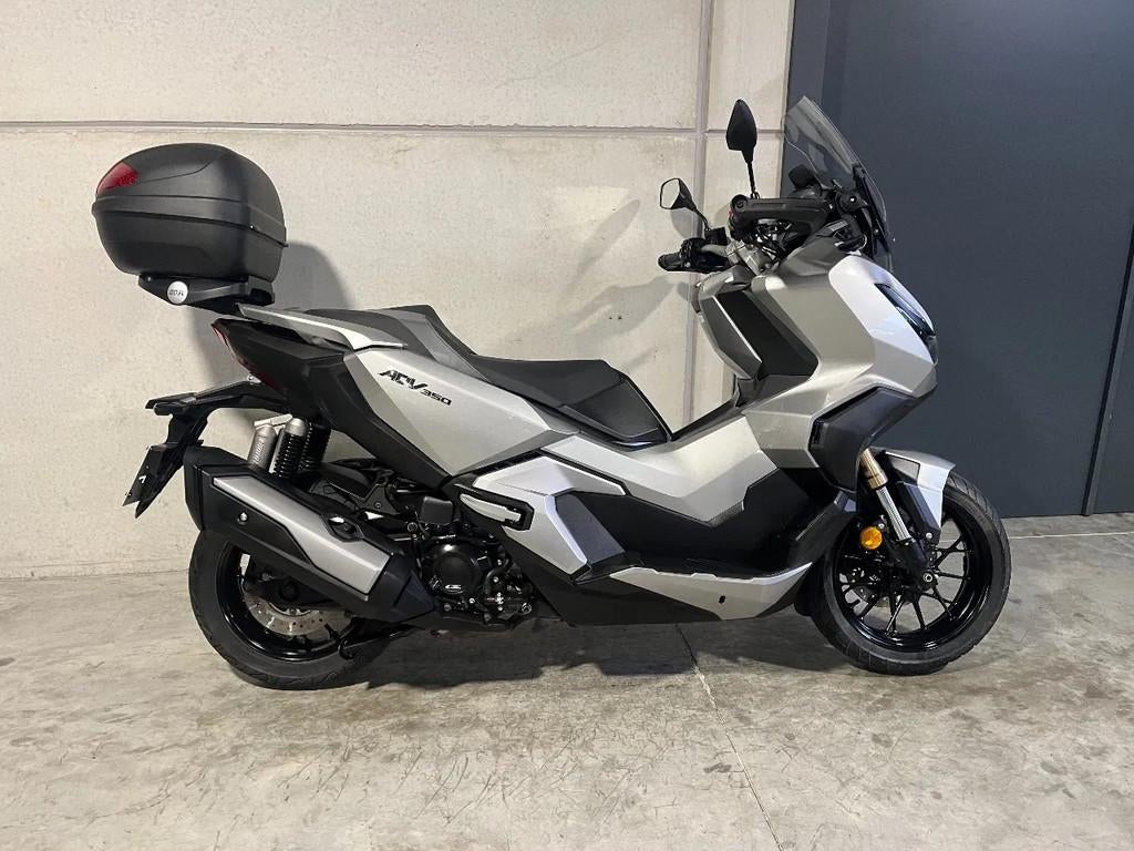 Honda ADV350 met topcase in mooie staat (bj 2022), Scooter, Bedrijf, 350 cc, 12 t/m 35 kW
