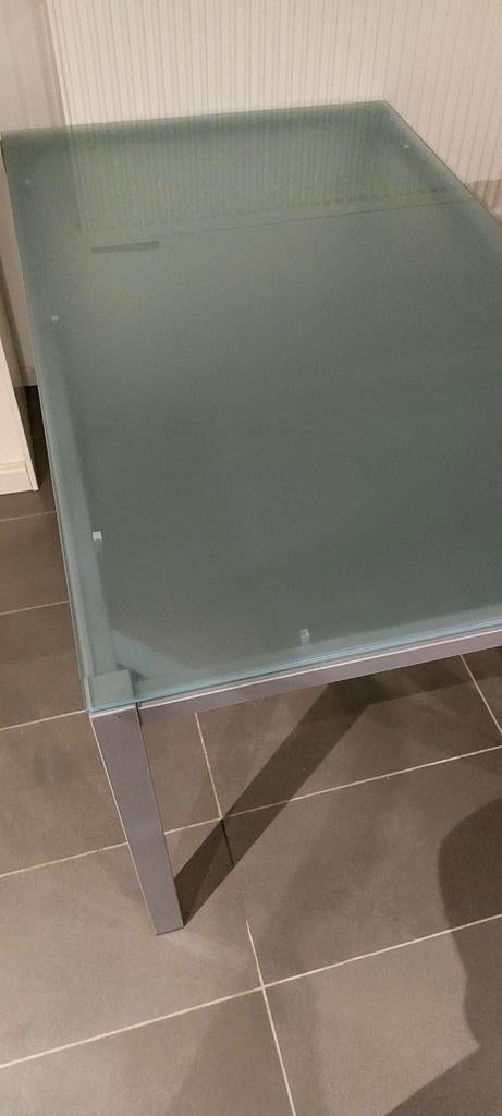 Table à manger en verre, Enlèvement