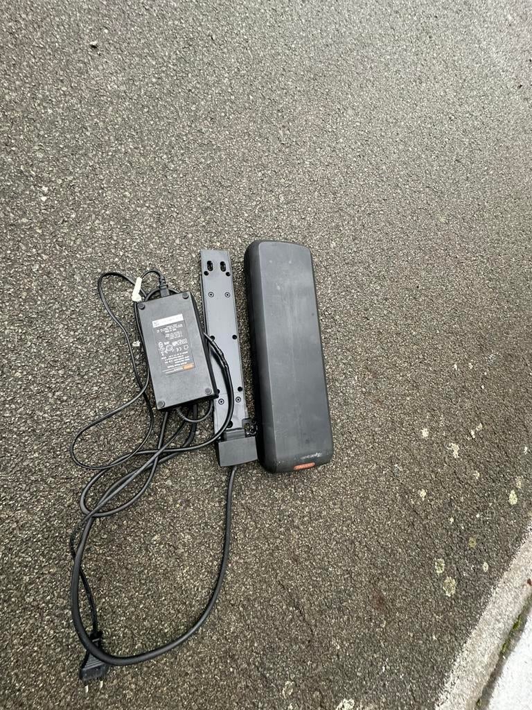 Bafang batterij met oplader en batterij houder 200€, Ophalen of Verzenden, Zo goed als nieuw