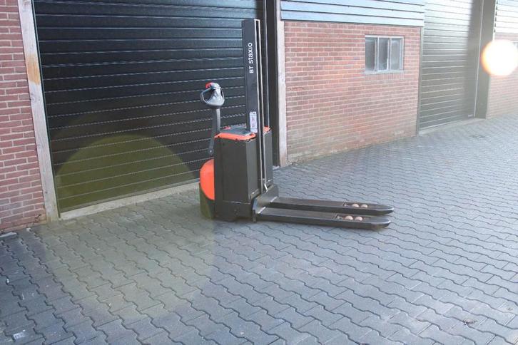 Toyota SWE080L stapelaar elektrische met pompwagen functie, Zakelijke goederen, Machines en Bouw | Heftrucks en Intern transport