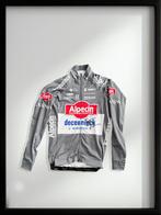 Gedragen, gesigneerd shirt Alpecin-Deceuninck E. Verstrynge, Verzamelen, Sportartikelen en Voetbal, Ophalen, Gebruikt, Shirt