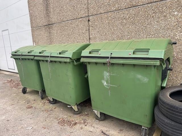 3 groene rolcontainers 1100L, Ophalen