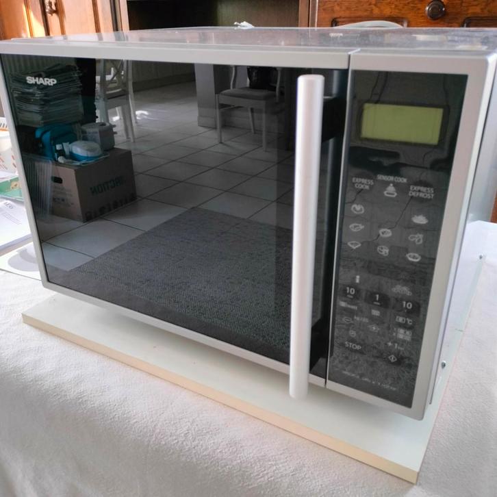 vrijstaande combi microgolfoven Sharp, Electroménager, Micro-ondes, Comme neuf, Autoportant, Croustillant, Gril, Air chaud, Four