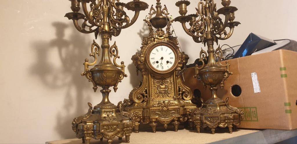 Bronzen klok en kandelaars, Ophalen