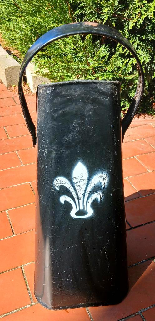 Authentieke zwarte kolenkit met Franse lelie – Brocante, Antiek en Kunst, Curiosa en Brocante, Ophalen