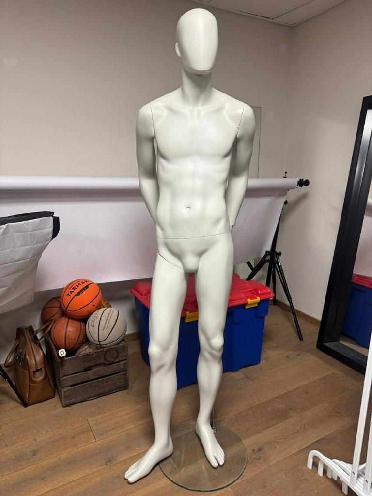 Poupée de vitrine pour homme sur socle en verre, Enlèvement