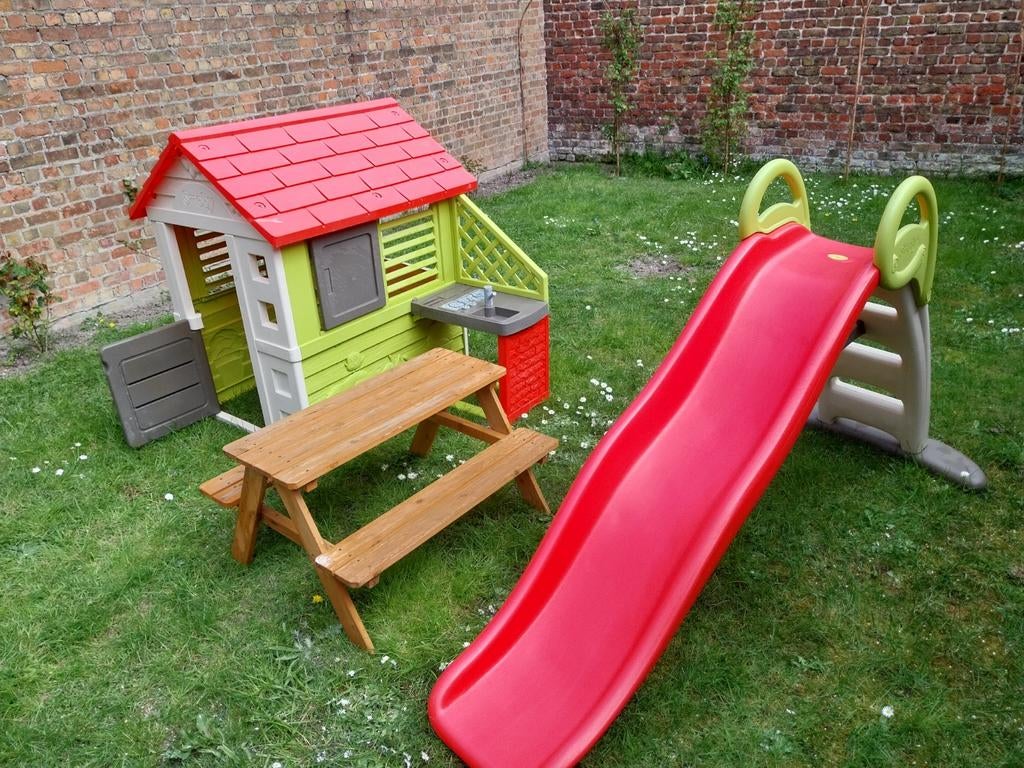 Cottage avec cuisine, toboggan (aquatique), table en bois po, Enfants & Bébés, Jouets | Extérieur | Cabanes d'enfant, Comme neuf