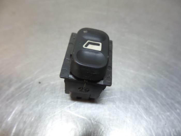 Commutateur vitre électrique d'un Peugeot Partner (Partner, Autos : Pièces & Accessoires, Tableau de bord & Interrupteurs, Peugeot