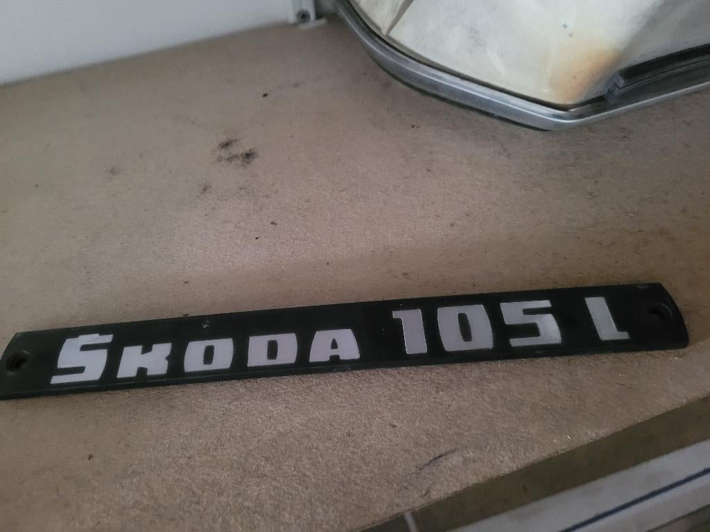 Sigle arrière SKODA 105 L – Neuf d'ancien stock (NOS), Neuf, Arrière, Haillon arrière, Enlèvement