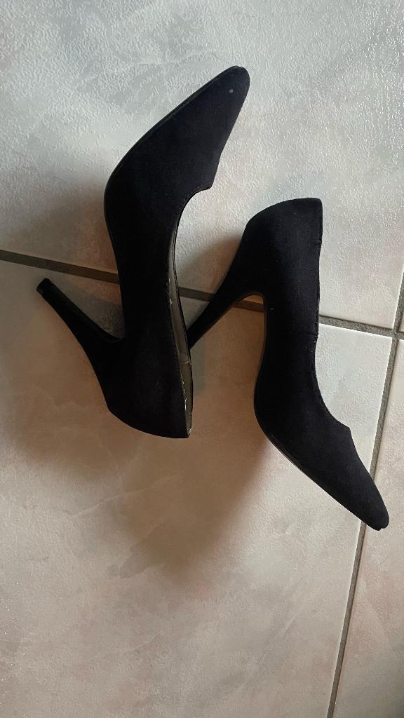ESCARPINS noir daim 37, Vêtements | Femmes, Chaussures, Enlèvement ou Envoi, Escarpins, Porté, Noir