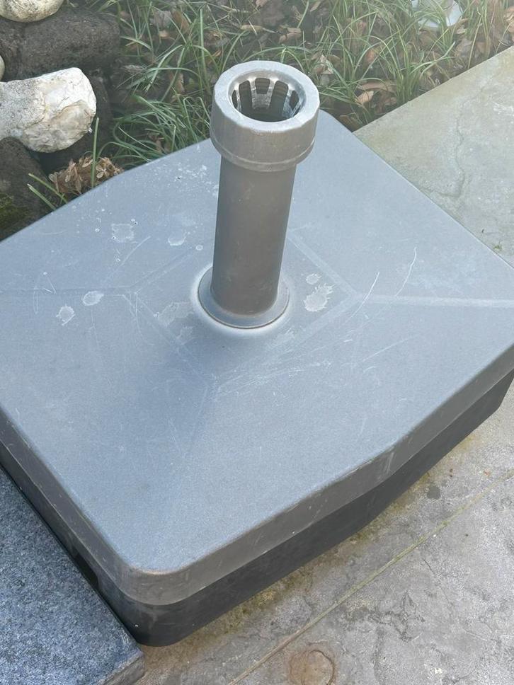 Bloempotten en parasolvoet, Tuin en Terras, Parasols, Zo goed als nieuw, Parasolvoet, Ophalen