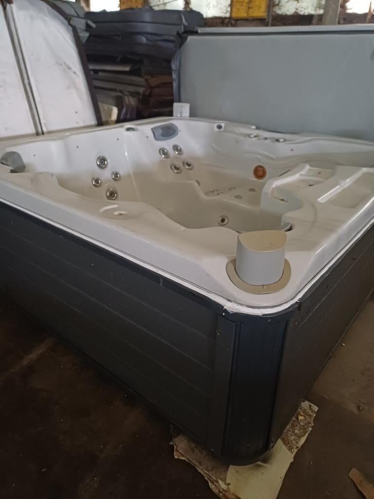 Jacuzzi. Bonne affaire. De la semaine, Jardin & Terrasse, Envoi