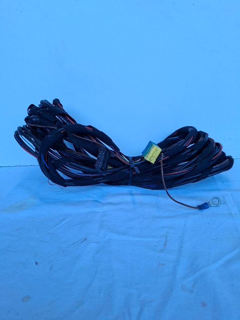 Sluit de originele VW-radiobedrading naar de kofferbak van d, Ophalen