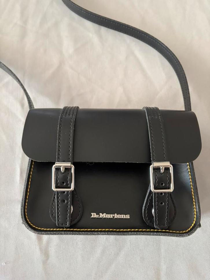 Dr marten 18 CM LEREN SCHOUDERTAS, Handtassen en Accessoires, Tassen | Schoudertassen, Zo goed als nieuw, Overige merken, Zwart