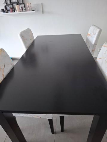 Zwarte tafel beschikbaar voor biedingen