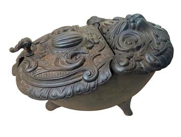 Oude gietijzeren houtskoolemmer met versieringen. beschikbaar voor biedingen