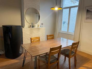 Houten eettafel beschikbaar voor biedingen