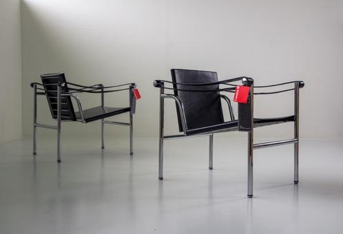 Pair of Cassina LC1 Chairs – Le Corbusier, Huis en Inrichting, Fauteuils, Zo goed als nieuw, Leer, Overige materialen, Ophalen of Verzenden