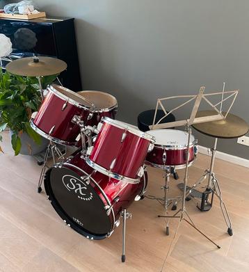 Gebruikte SX 5-delige drumkit met statieven, cymbalen, kruk beschikbaar voor biedingen