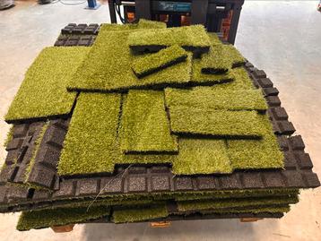Pallet rest stukken kunstgras rubber tegels beschikbaar voor biedingen