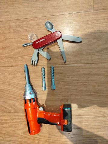 Boormachine en zakmes beschikbaar voor biedingen