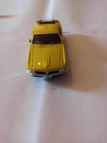 Zeer mooie autotje kleur geel beschikbaar voor biedingen