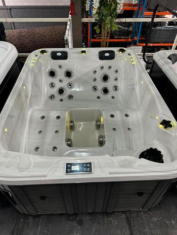 Jacuzzi 3 pers balboa Spa  beschikbaar voor biedingen
