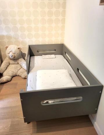 Kinderbedje met toebehoren beschikbaar voor biedingen