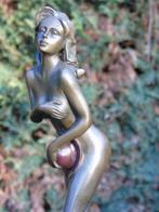 Naakte vrouw met een rode bronzen hoed gesigneerd, MAVCHI, Antiek en Kunst, Ophalen, Brons