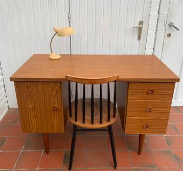 Vintage bureau in Scandinavische stijl beschikbaar voor biedingen