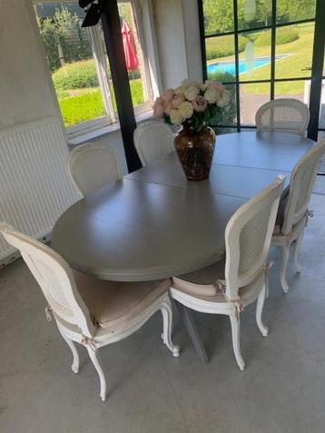 stoelen en tafel beschikbaar voor biedingen