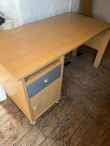 Stevige bureau  beschikbaar voor biedingen