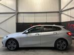 BMW 118iA/Sport/Led/Pdc/Cc/Virtual/Navi/CarPlay/Keyless/18", Auto's, 5 zetels, 5 deurs, USB, Zilver of Grijs