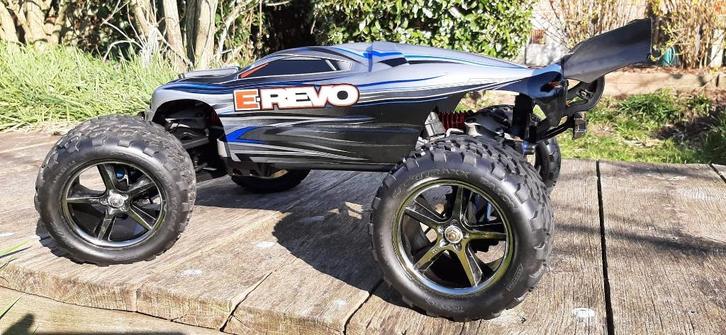 Traxxas e-revo 4x4 1/10 met 2 nieuwe Lipo-batterijen, Hobby en Vrije tijd, Modelbouw | Radiografisch | Auto's, Zo goed als nieuw