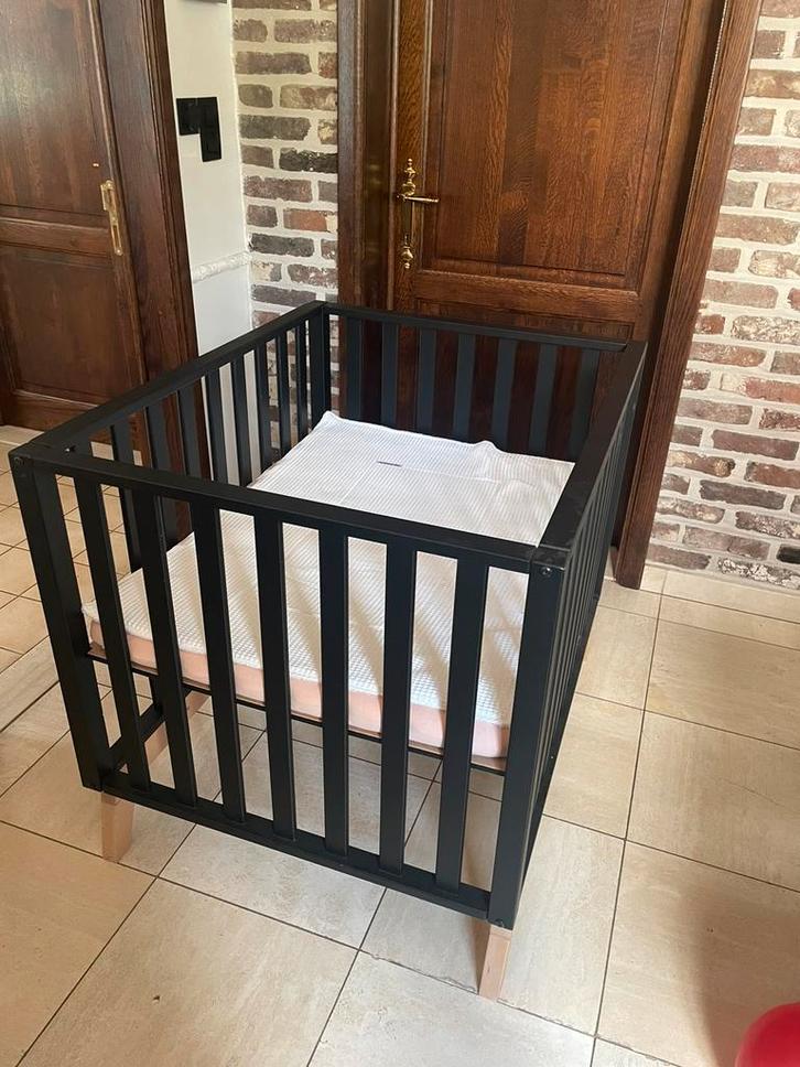 Stijlvol zwart parkje met houten pootjes, Kinderen en Baby's, Babyparken, Zo goed als nieuw, Ophalen