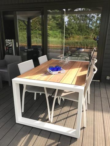 Tuintafel beschikbaar voor biedingen