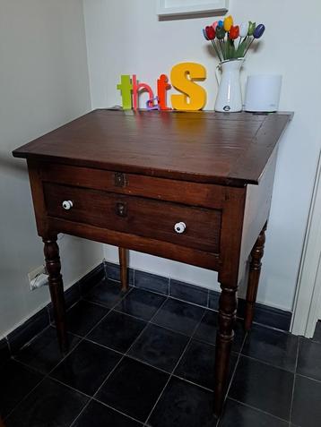 Antieke lessenaar beschikbaar voor biedingen