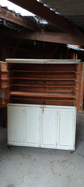 Antieke bakkers rijs kast. beschikbaar voor biedingen