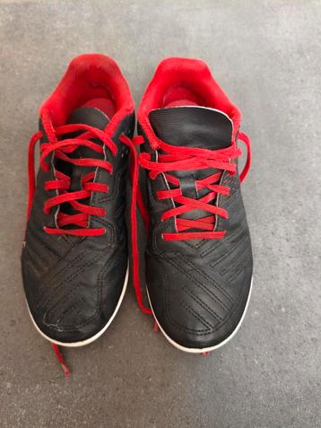 Voetbalschoenen maat 34 beschikbaar voor biedingen