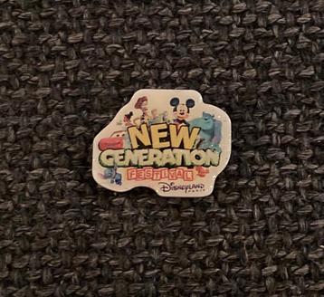 PIN - DISNEYLAND PARIS - NEW GENERATION FESTIVAL - DISNEY, Collections, Envoi, Utilisé, Autres sujets/thèmes, Insigne ou Pin's